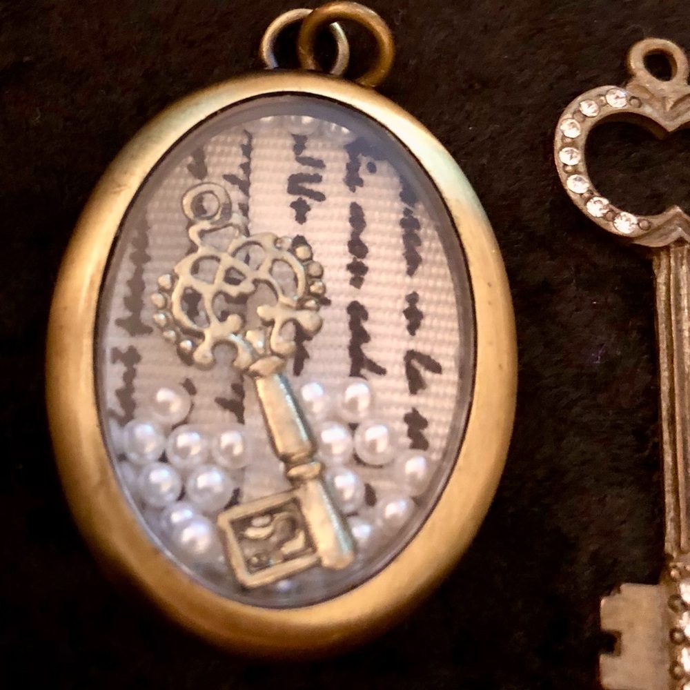 Vintage Timeless KEY Pendants Lot- Metal, Gold Tone, Rhinestone, Faux Pearl - Picture 2 of 5